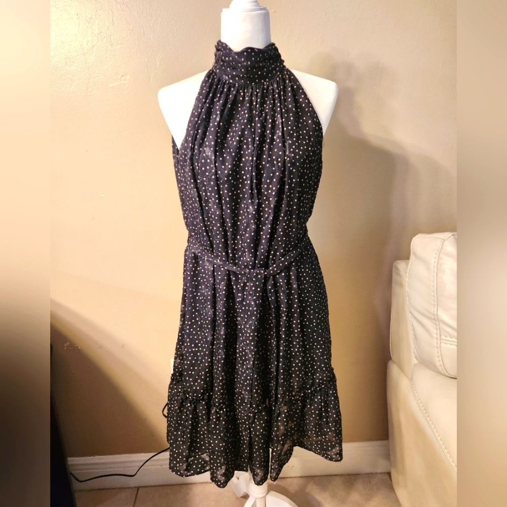 Choker kneck, with sash tie around waist. Polkadot dress